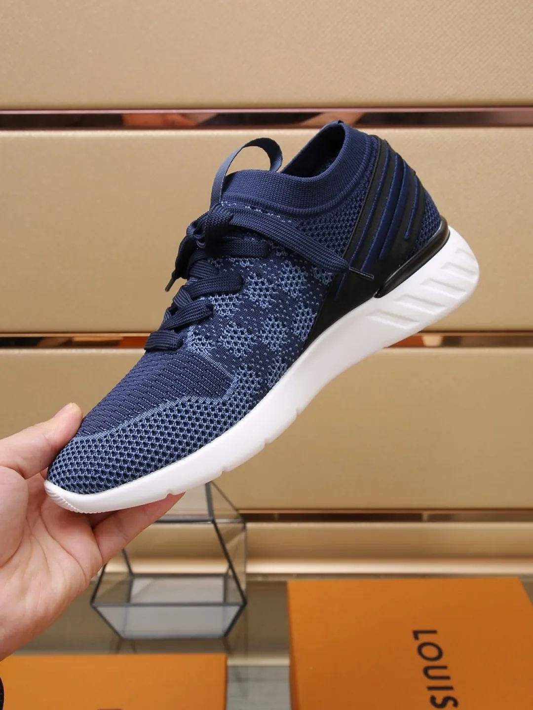 Men's shoes 💰P420💰"LOUI* VUITTO*" latest popular men's casual shoes ✔️This model is made of the original breathable fly woven fabric. The real thing is super shiny⚡️ Fashionable and versatile. The toe last shape is firm and full. The soles are LV original molds and can be put in and out at will. It is light and comfortable for the foot~Purely handmade, details determine the quality! Size:38-44